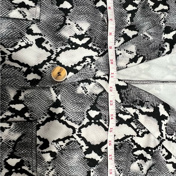 Snakeskin Print Button Blazer jacket - Picture 8 of 9